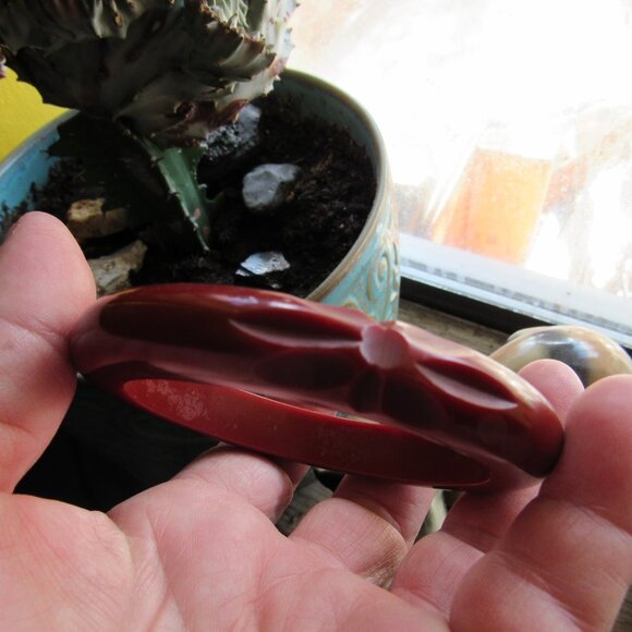 Rust Red 1940's Carved Bakelite Bangle - Picture 4 of 5